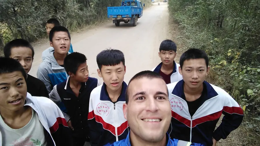 Sensei Córdoba rodeado de compañeros de entrenamiento en China.