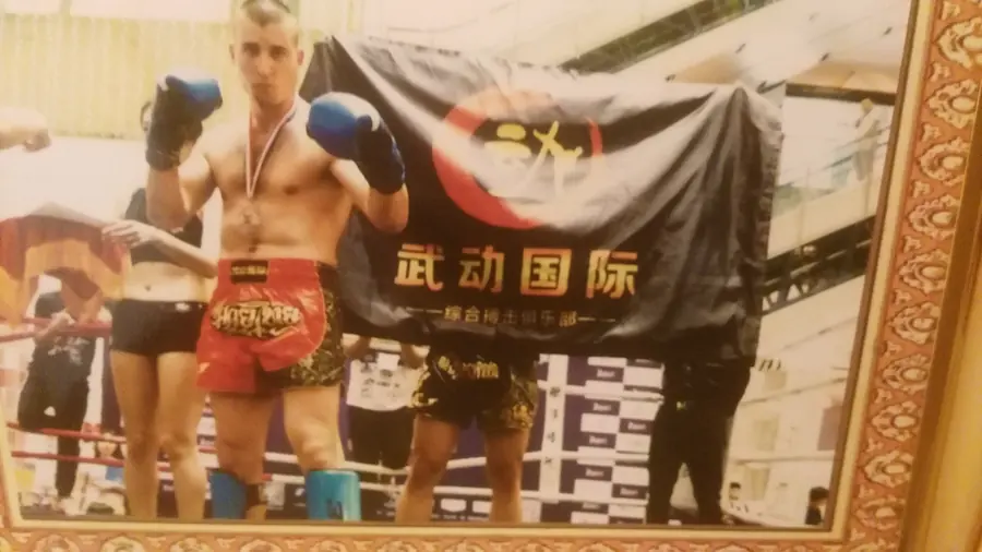 Sensei Córdoba durante una competición de artes marciales.