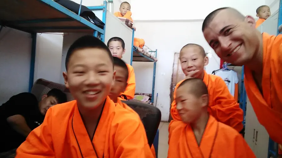 Sensei Córdoba con jóvenes practicantes de la escuela Shaolin.