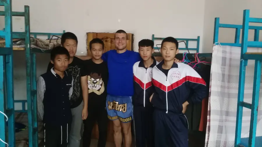 Sensei Córdoba con otros practicantes en los dormitorios de la escuela.