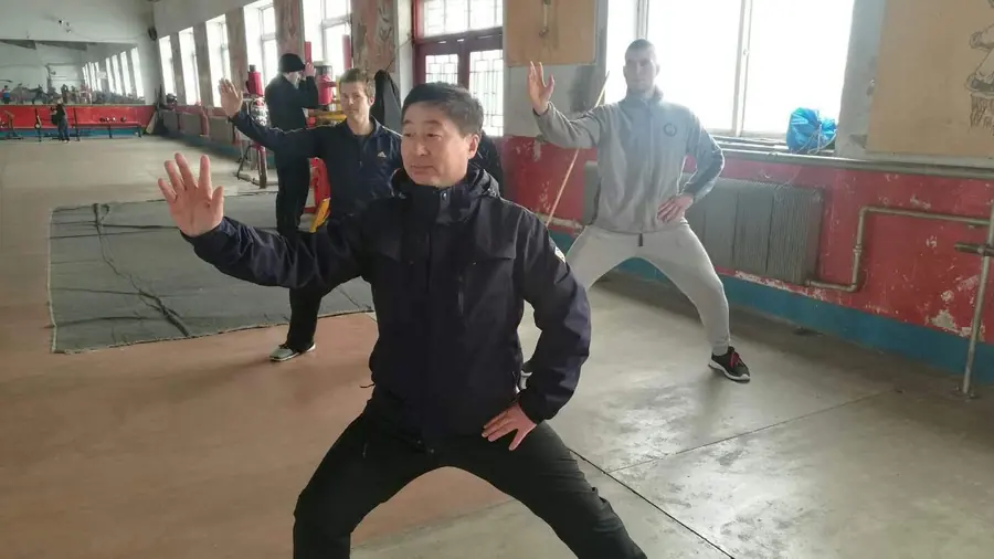 Práctica técnica con uniforme negro en el interior de la escuela.