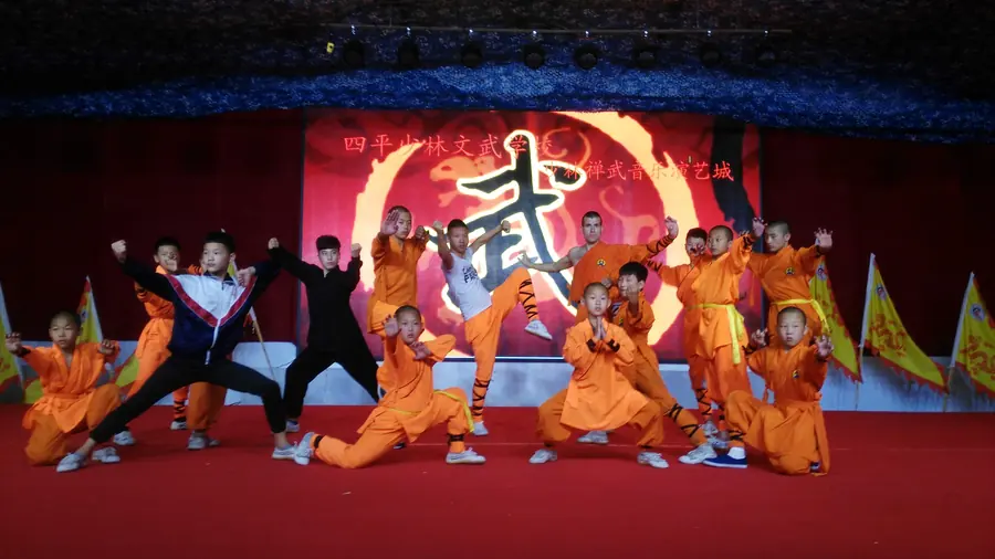 Exhibición de un grupo de practicantes sobre el escenario Shaolín.