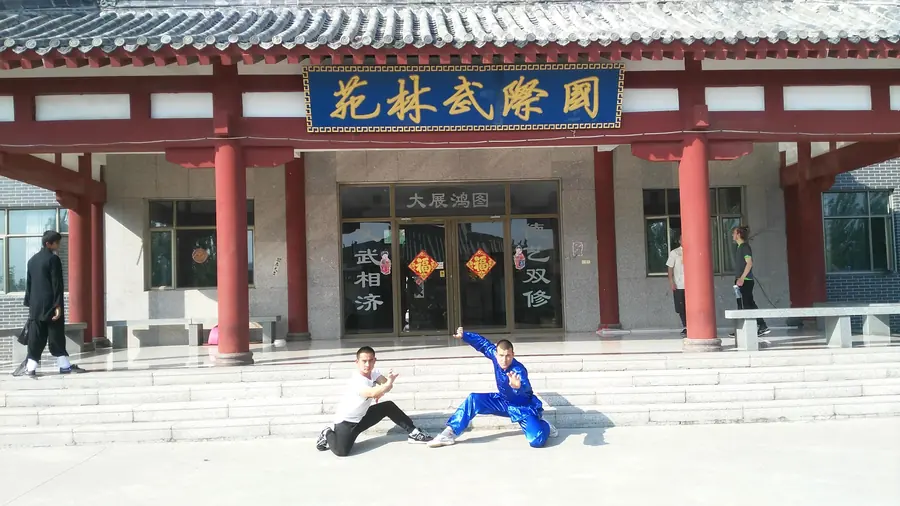 Práctica de una forma frente a la entrada de una escuela de artes marciales en China.