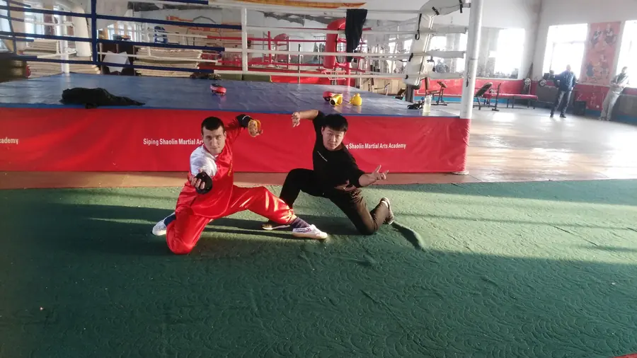 Entrenamiento de posturas bajas sobre el tatami de la escuela.