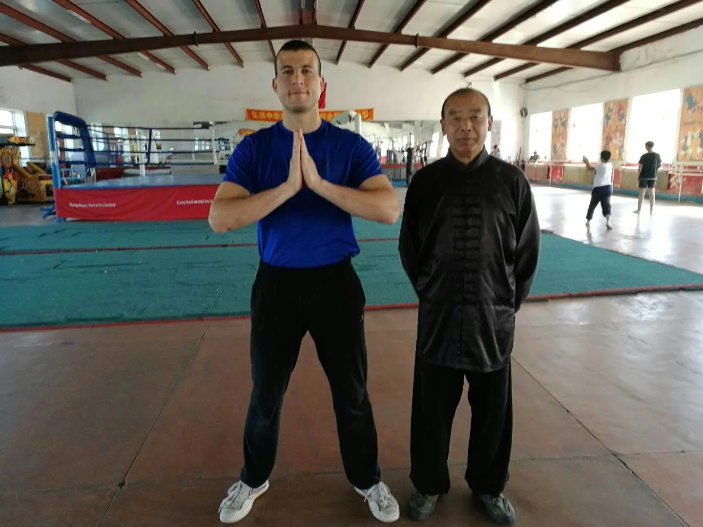 Sensei Córdoba junto a Li Shifu, su maestro de Baji Quan, en una academia de China.